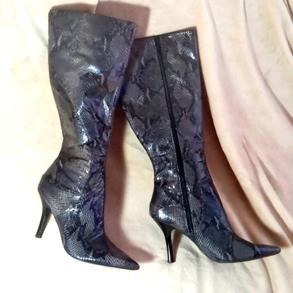 Nine West size 8 Crocodile print 4" heel boots